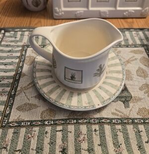 Pfaltzgraff Naturewood Gravy Boat and Dish